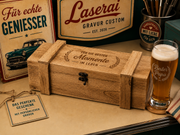 Geschenkbox aus Holz mit persönlicher Gravur im Laserai-Retro-Stil
